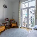 Gorgeous Flat Right Near The Center *