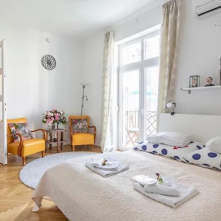 Gorgeous Flat Right Near The Center Apartament