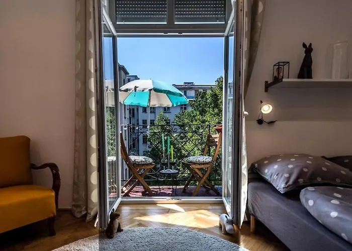 Gorgeous Flat Right Near The Center *