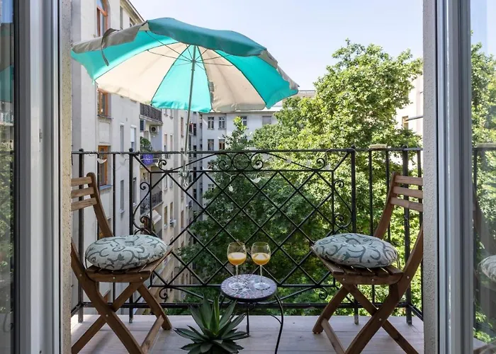 Gorgeous Flat Right Near The Center *