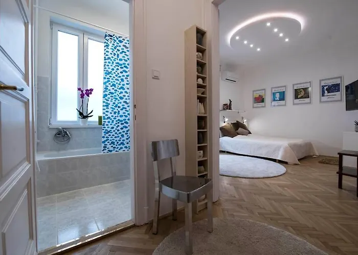 Gorgeous Flat Right Near The Center Apartment *