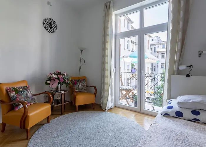 Gorgeous Flat Right Near The Center *