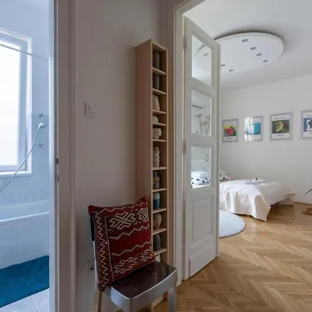 Gorgeous Flat Right Near The Center Apartment *