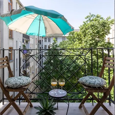 Gorgeous Flat Right Near The Center *