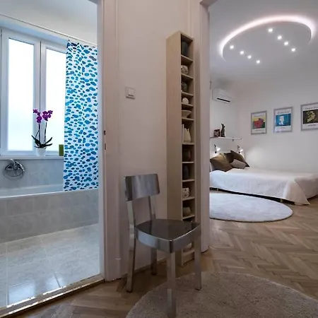 Gorgeous Flat Right Near The Center Apartment *