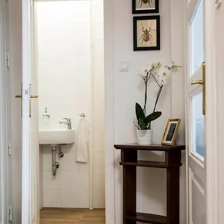 Gorgeous Flat Right Near The Center *