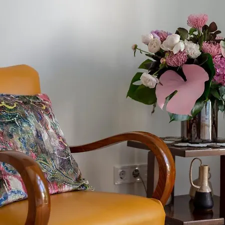 Gorgeous Flat Right Near The Center *