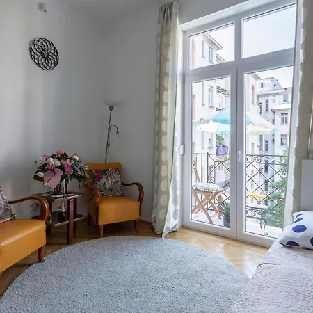 Gorgeous Flat Right Near The Center *